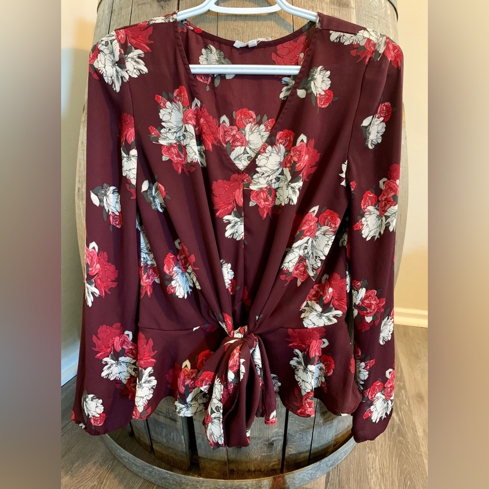 Maurice’s blouse, like new, ties in the front